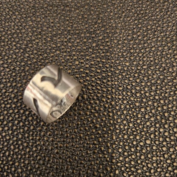 NEW STERLING SILVER BAND RING ENGRAVED WITH BLACK OCEAN WAVE LINES -WOMEN SIZE 4 - Picture 8 of 11